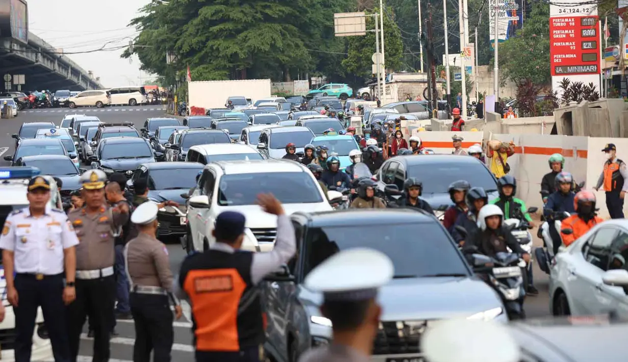 Waktu ini dipilih menyesuaikan data dari Dinas Perhubungan (Dishub) Jakarta, kepadatan arus lalu lintas biasanya terjadi pada jam tersebut. (Kapanlagi.com/Budy Santoso