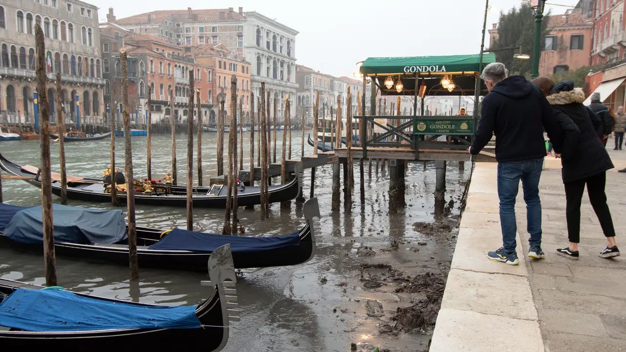 Biasa Banjir, Kanal Venesia Kini Mengering