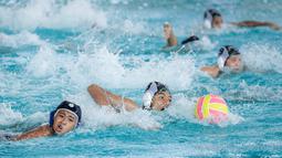 Pemain Kusuma Harapan, Akhdan Rifqi mengejar bola dalam laga polo air melawan Pasundan Raya Warriors saat Indonesia Open Aquatic Championships 2025 di Stadion Akuatik Gelora Bung Karno, Senayan, Jakarta, Rabu (12/11/2025). (Bola.com/Bagaskara Lazuardi)