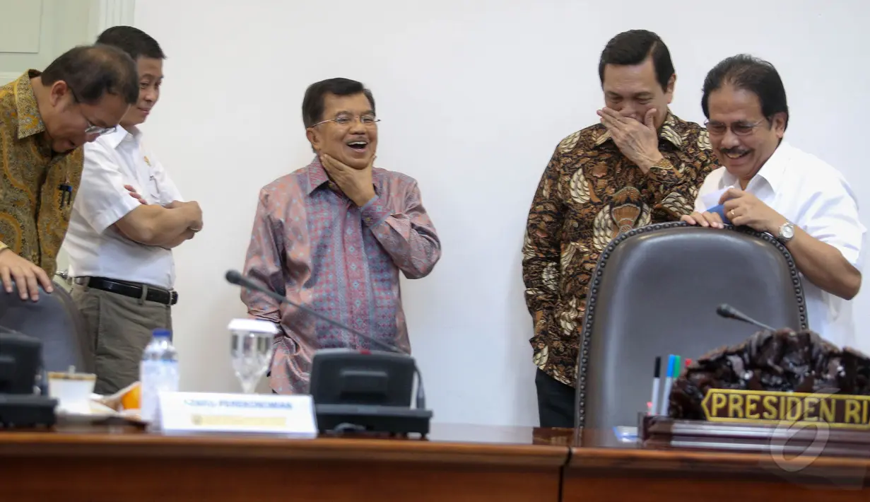 Wakil Presiden Jusuf Kalla bersama sejumlah menteri memimpin rapat terbatas (ratas) di Kantor Presiden, Jakarta, Selasa (26/5/2015). (Liputan6.com/Faizal Fanani)