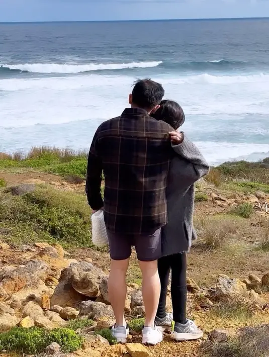 Pemeran Kevin dalam sinetron Anak Menteng itu tampak menikmati hari-harinya bersama sang buah hati. [Instagram/nickytirta]