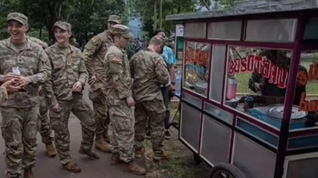 Tentara Amerika Serikat Rela Antre Saat Jajan Siomay dam Cilok di Indonesia