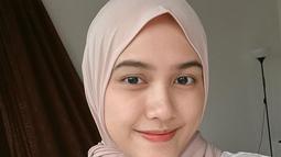 Wajahnya tampak awet muda, wanita kelahiran 25 Desember 1991 ini tidak terlihat seperti ibu dua anak. Annissa Soebandono tampak seperti remaja berusia 17 tahun dengan senyum tipis yang dipamerkannya. Tidak kalah memesona dari sang kakak, tak heran jika pesona yang dipancarkan oleh adik Alyssa Soebandono ini bikin pangling. (Liputan6.com/IG/@annissanns)