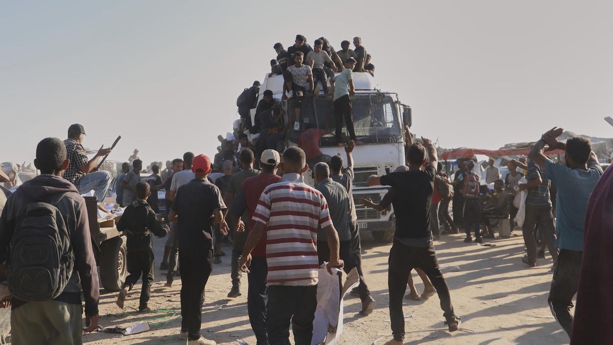 Saling Berebut, Warga Gaza Serbu Truk Pembawa Bantuan Kemanusiaan