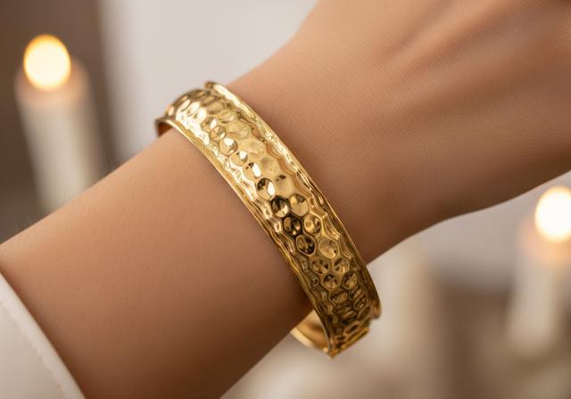 Model Hammered Finish atau Tekstur Pahatan/Model Gelang Emas Choker Simpel Tapi Elegan (Sumber: gemini)