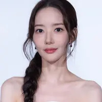 Penampilannya saat menghadiri promosi serial terbarunya, Confidence Queen, sukses mencuri perhatian. [@rachel_mypark].