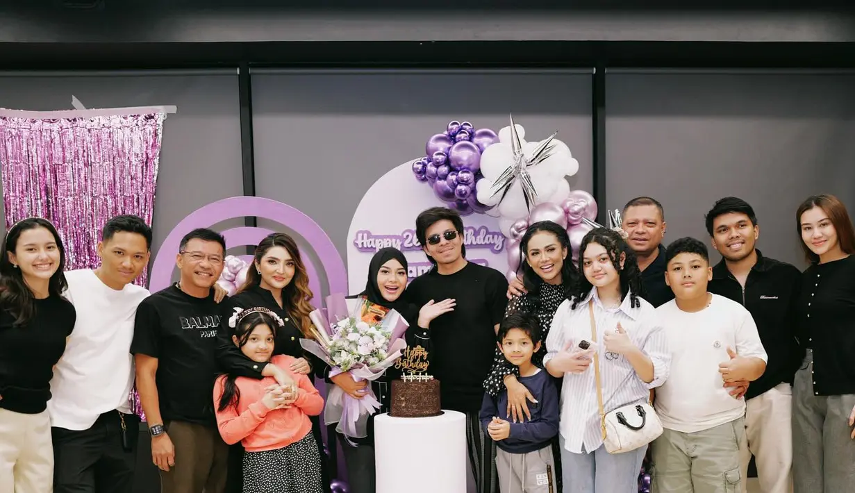 Aurel Hermansyah merayakan ultah secara sederhana bersama keluarga besarnya. Thariq Halilintar hingga Aaliyah Massaid pun hadir. (Foto: Instagram/ attahalilintar)