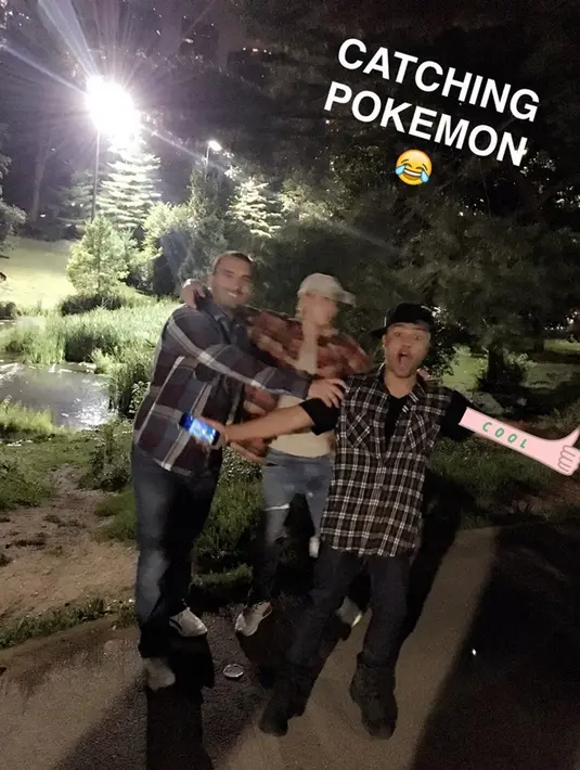Seperti yang dilansir oleh Aceshowbiz(19/7/16), Justin Bieber dan kedua temannya ini tengah berburu Pokemon yang bermula dari Central Park, New York, lalu pindah ke tempat lain. (Instagram/Bintang.com)