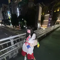 Gaya boyish Y2K ala Karina aespa. Ia tampil kece memadukan boxy t-shirt dengan celana pendek ¾, sneakers, cap, dan shoulder bag dengan doll charm. [@katarinabluu].