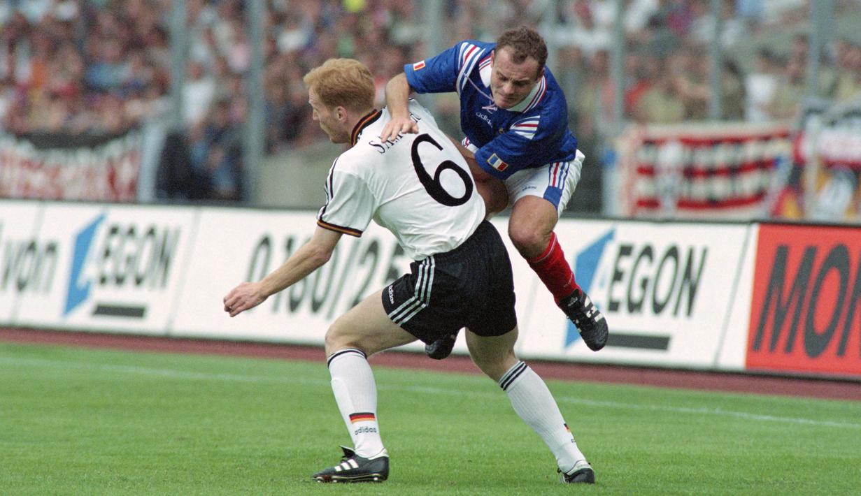 Berbekal fisik, kecepatan, kemampuan mengatur ritme permainan dari belakang, serta semangat pantang menyerah khas Jerman, Matthias Sammer menjadi seorang liberto tangguh yang bisa diandalkan. (Foto: AFP/Boris Horvat)