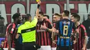 Kapten AC Milan diganjal kartu kuning pada laga lanjutan Serie A yang berlangsung di Stadion San Siro, Milan, Senin (18/3). Inter Milan menang 3-2 atas AC Milan. (AFP/Miguel Medina)