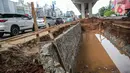 Suasana proyek pembangunan kolam olakan air di Kelapa Gading, Jakarta, Minggu (31/1/2021). Pembuatan kolam olakan air ini dilakukan untuk mengantisipasi dan menampung genangan air sementara di jalan raya saat hujan, yang kemudian akan dialirkan ke sungai atau laut. (Liputan6.com/Faizal Fanani)