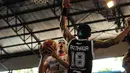 Pebasket Pelita Jaya Energi Mega Persada Jakarta, Dimas Dewanto (kiri) berusaha melewati pemain Hang Tuah Sumsel di NBL Championship, Jakarta, Sabtu (2/5/2015). Pelita Jaya unggul 73-58 atas Hang Tuah. (Liputan6.com/Helmi Fithriansyah)