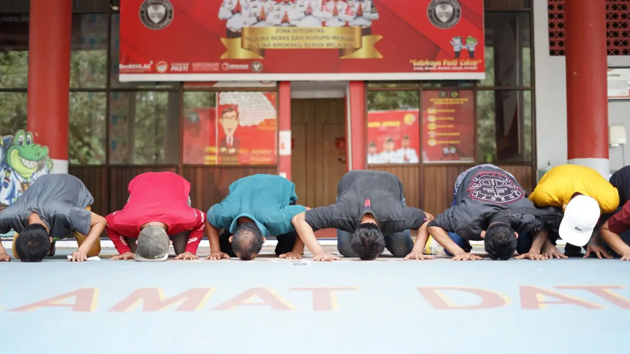 Warga binaan lapas Surabaya sujud syukur usai dinyatakan bebas. (Dian Kurniawan/Liputan6.com)