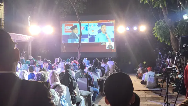 Tim Nasional Pemenangan Anies-Muhaimin (Timnas AMIN) menggelar acara nonton bareng (nobar) debat calon wakil presiden (cawapres) di rumah pemenangan AMIN, Jalan Diponegoro, Menteng, Jakarta Pusat, Jumat malam (22/12/2023). (Merdeka.com/Bachtiarudin Alam)
