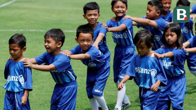 Player Escort Kids Allianz di Partai PSM Vs Home United