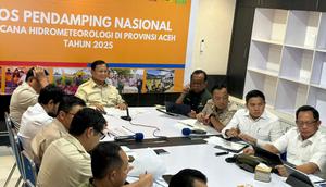Presiden Prabowo Subianto menggelar rapat terbatas bersama sejumlah anggota Kabinet Merah Putih di posko terpadu penanganan bencana banjir di Lanud Sultan Iskandar Muda, Provinsi Aceh, Minggu (7/12/2025) malam. (Foto: Liputan6.com/Lizsa Egeham).