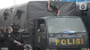 Sebuah truk polisi membawa sejumlah orang saat unjuk rasa memperingati May Day atau Hari Buruh di kawasan Patung Kuda, Jakarta, Sabtu (1/5/2021). Polisi mengamankan sejumlah massa yang diduga mahasiswa dalam aksi unjuk rasa tersebut. (merdeka.com/Imam Buhori)