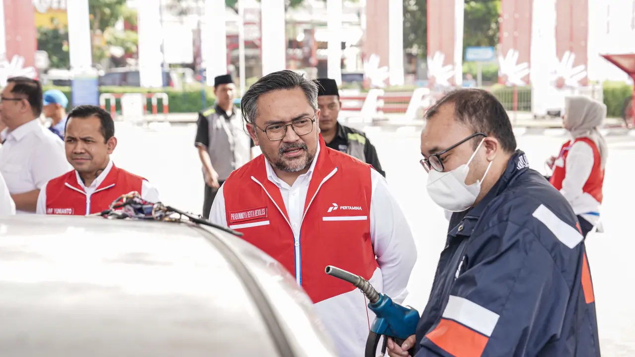 Komisaris Independen Pertamina Patra Niaga, Prabunindya Revta Revolusi saat meninjau Rest Area KM 57. Dia memastikan kesiapan layanan BBM dan lainnya oleh Pertamina Patra Niaga. Dok PPN