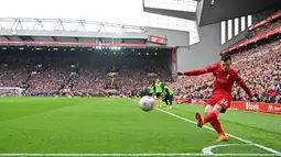 Andy Robertson tampil meyakinkan sebagai bek kiri yang tangguh. Pemain bernomor punggung 26 itu mampu mampu menunjukkan performa sama baiknya saat bertahan maupun membantu serangan. Dia juga melakukan tendangan sudut yang indah, yang mengawali gol Ibrahima Konate. (AFP/Paul Ellis)