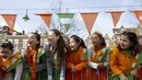 Reaksi anak-anak saat menunggu kedatangan Raja Belanda Willem-Alexander, Ratu Maxima, Putri Amalia dan Putri Ariane saat perayaan Hari Raja di Rotterdam, pada 27 April 2023. (Robin van Lonkhuijsen/ANP/AFP)