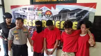 Polisi tangkap komplotan begal di Bekasi. (Bam Sinulingga/Liputan6.com)