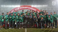 Pemain timnas Indonesia U-19 menunjukkan medali pada seremoni pemberian medali usai pertandingan Piala AFF U-18 2017 di Myanmar, Minggu (17/9).  (Liputan6.com/Yoppy Renato)