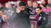 Manajer Arsenal, Mikel Arteta saat mendampingi timnya bertandang ke markas West Ham dalam laga lanjutan Premier League 2023/2024 di London Stadium, Minggu (11/2/2024) malam WIB. (AFP/Adrian Dennis)