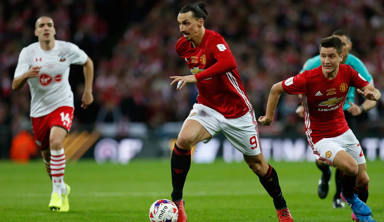 Penyerang Manchester United, Zlatan Ibrahimovic menggiring bola saat pertandingan melawan Southampton pada final Piala Liga Inggris di Stadion Wembley, London, (27/2). MU menang atas Southampton dengan skor 3-2. (AFP Photo / Ian Kington)