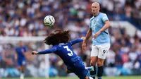 Aksi penyerang andalan Man City, Erling Haaland saat dicegah bek Chelsea Marc Cucurella dalam duel Liga Inggris 2024/2025, Minggu (18/8/2024). (Adrian DENNIS / AFP)