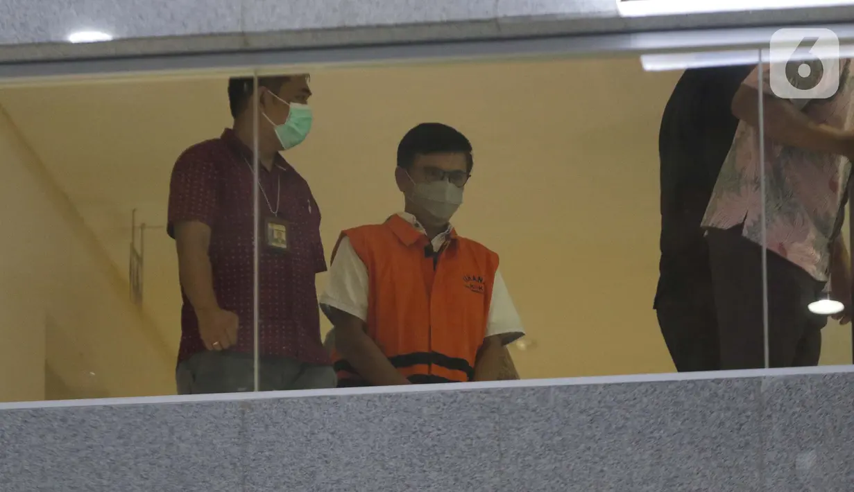Mantan Dirut Perumda Pembangunan Sarana Jaya, Yoory Corneles Pinontoan (tengah) digiring petugas di Gedung KPK, Jakarta, Kamis (27/5/2021). Yoory merupakan tersangka dugaan korupsi pengadaan tanah terkait program pembangunan rumah DP Rp 0,- di Munjul Pondok Ranggon. (Liputan6.com/Helmi Fithriansyah)