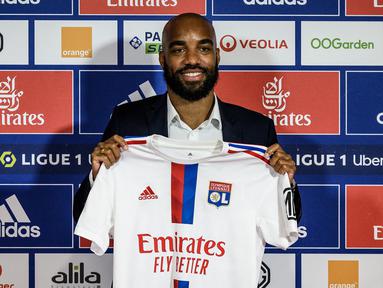 Liga Inggris telah lama menjadi destinasi para pesepak bola dari berbagai negara untuk berkompetisi di dalamnya, termasuk para pesepak bola asal Prancis yang sebelumnya berlaga di Liga Prancis. Ada yang masih bertahan hingga kini dan ada pula yang memilih kembali ke Prancis dengan berbagai alasan. Berikut 5 pemain yang pernah merumput di Liga Inggris dan akhirnya memutuskan kembali ke Liga Prancis. (AFP/Jeff Pachoud)