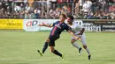 Bek PSG Lucas Daniel mencoba menahan laju gelandang Wiener SK. (Bola.com/Reza Khomaini)
