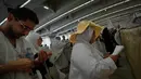 Umat Muslim berdoa setelah melakukan lempar jumrah sebagai rangkaian ibadah haji di Mina, Arab Saudi, Rabu 27 Mei 2026. (AP Photo/Altaf Qadri)
