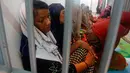 Muslim Rohingya duduk di balik jerusi besi di sebuah kantor polisi di Provinsi Satun, Thailand Selatan pada 11 Juni 2019. Sebanyak 65 Muslim Rohingya ditemukan di sebuah kapal yang nyaris karam di bagian selatan negara itu. (Department of National Parks Wildlife and Plant Conservation via AP)