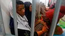 Muslim Rohingya duduk di balik jerusi besi di sebuah kantor polisi di Provinsi Satun, Thailand Selatan pada 11 Juni 2019. Sebanyak 65 Muslim Rohingya ditemukan di sebuah kapal yang nyaris karam di bagian selatan negara itu. (Department of National Parks Wildlife and Plant Conservation via AP)