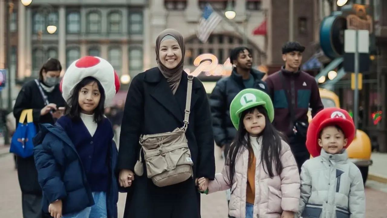 OOTD Natasha Rizky Liburan di Jepang dengan Gaya Chic, Tetap Stylish Kenakan Busana Santun