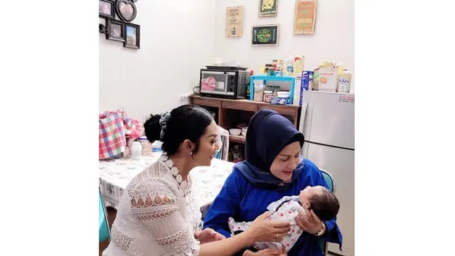 Sempat Berseteru, Ini 6 Potret Kedekatan Krisdayanti dan Mantan Istri Raul Lemos