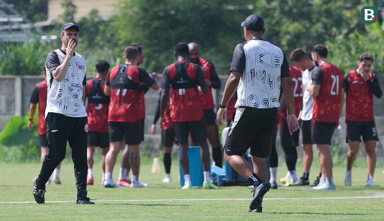 Pelatih Persija, Mauricio Souza, memimpin sesi latihan Persija Jakarta di Nirwana Park, Sawangan, Depok. (Bola.com/M Iqbal Ichsan)