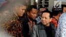 Terpidana kasus korupsi proyek KTP elektronik (E-KTP), Setya Novanto berjalan menuju mobil tahanan dari Rutan KPK, Jakarta, Jumat (4/5). Setya Novanto tampak berpakaian kasual dengan mengenakan T-shirt dan jeans biru. (Merdeka.com/Dwi Narwoko)