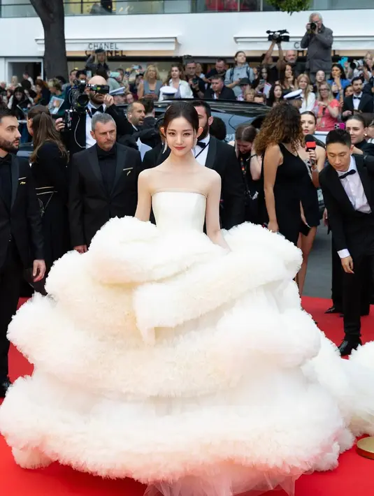 Aktris asal Tiongkok,  Wan QianHui ini tampil mencolok dengan gaun putih besar yang memiliki ekor super panjang. Penampilannya jelas melanggar larangan terhadap busana berukuran besar. [@qianhui_wan].