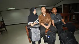 Mantan Kadishub DKI Jakarta, Udar Pristono (tengah) hadir memberikan kesaksian pada sidang dugaan korupsi Bus Transjakarta dengan terdakwa Drajad Adhyaksa dan Seyito Luhu di pengadilan Tipikor Jakarta, Senin (3/11/2014). (Liputan6.com/Miftahul Hayat)