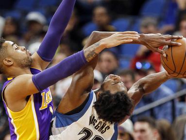 Pemain Los Angeles Lakers, D'Angelo Russell (kiri) menghadang pemain Minnesota Timberwolves, Andrew Wiggins (kanan) pada laga NBA basketball game di Minneapolis, (13/11/2016). The Timberwolves menang 125-99. (AP/Bruce Kluckhohn)