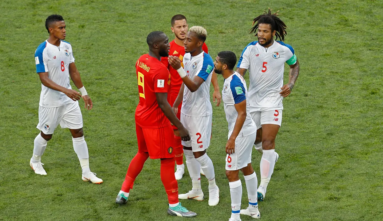Pemain Belgia, Romelu Lukaku (kedua kiri) berselisih dengan pemain Panama dalam penyisihan Grup G Piala Dunia 2018 di Stadion Fisht, Sochi, Rusia, Senin (18/6). (AP Photo/Victor R. Caivano)