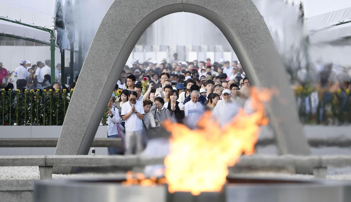Warga Jepang menggelar doa bersama untuk memperingati 72 tahun tragedi bom Hiroshima di Peace Memorial Park di Hiroshima, Jepang (6/8). Jepang memperingati 72 tahun bom atom Hiroshima yang mengakhiri Perang Dunia Kedua. (Ryosuke Ozawa/Kyodo News via AP)