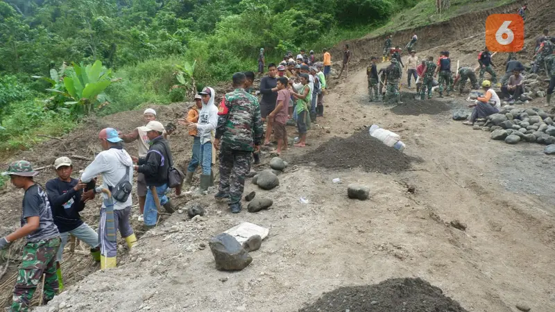 Suasana gotong royong Satgas TNI bersama warga dalam proses pembuatan talud di sebuah desa terpencil di Kabupaten Maros, Sulsel (Liputan6.com/ Eka Hakim)