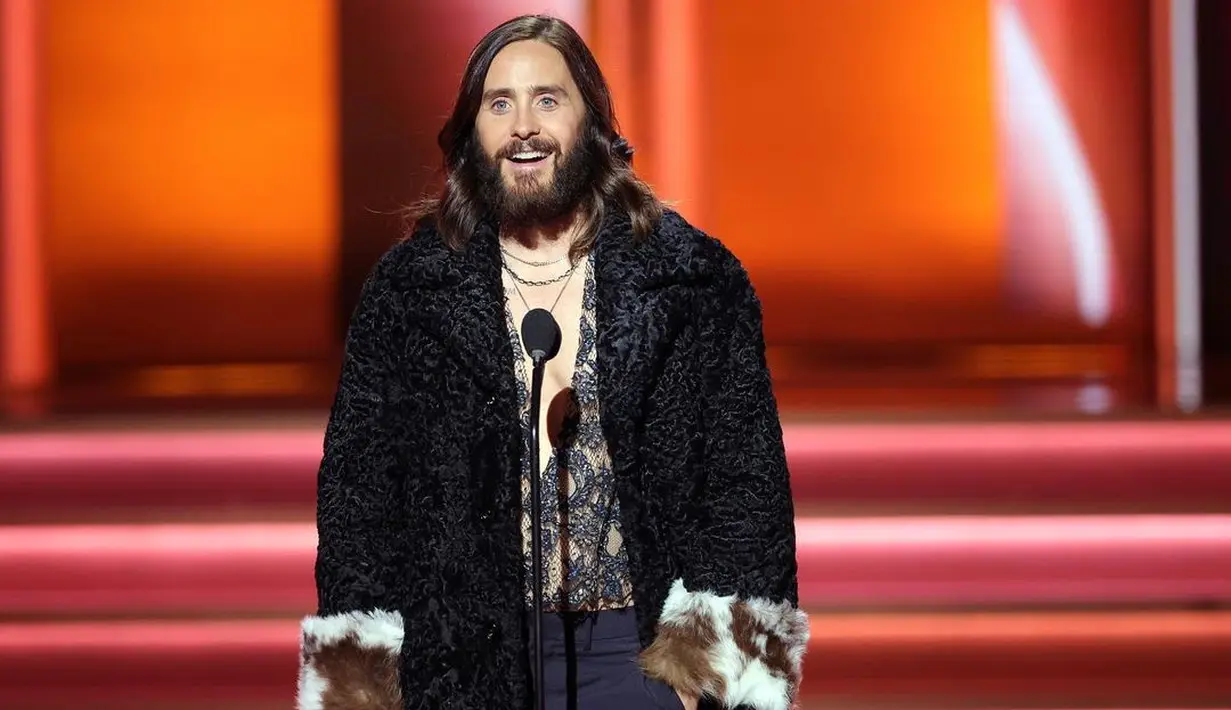 Mantel bulu dan baju renda Gucci Jared Letto membuatnya terpilih dalam jajaran busana terbaik Grammy 2022 (Foto: Instagram @recordingacademy)