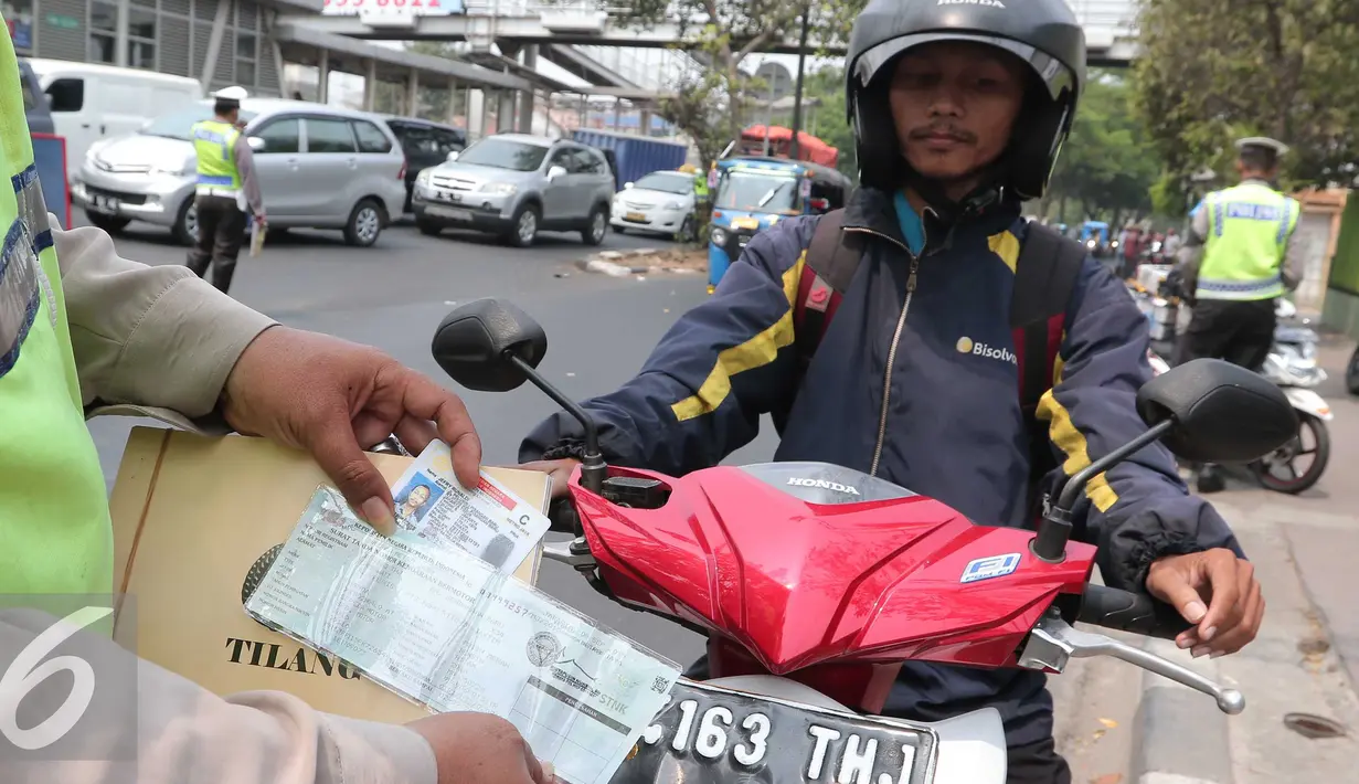 Petugas memeriksa kelengkapan pengendara motor saat Operasi Zebra 2015 di kawasan Cempaka Putih, Jakarta, Senin (26/10/2015). Operasi Zebra 2015 berlangsung hingga 4 November 2015 bertujuan untuk menekan pelanggaran lalulintas. (Liputan6.Com/Angga Yuniar)