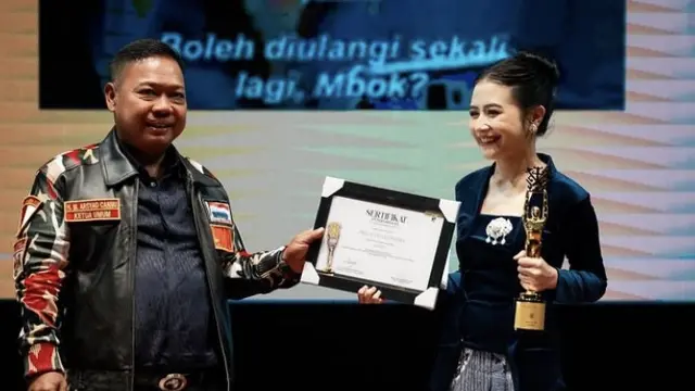 Prilly memenangkan penghargaan Aktris IKJ Awards 2024. (Instagram.com/@prillylatuconsina96)