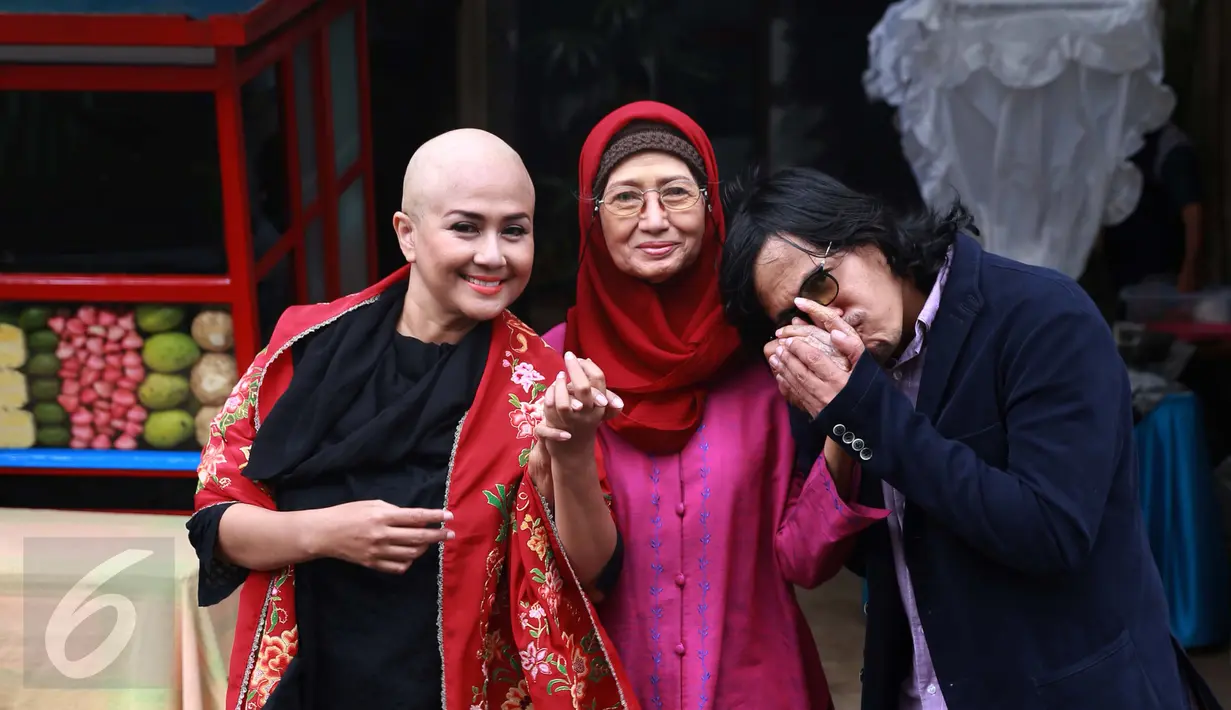 Artis senior Ria Irawan foto bersama dengan ibundanya, Ade Irawan dan suami, Mayky Wongkar merayakan pernikahannya di kediamannya di Lebak Bulus, Jakarta, Jumat (23/12). (Liputan6.com/Herman Zakharia)
